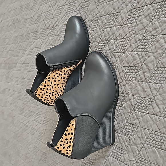 NWOT Pierre Dumas Wedge Booties - Picture 1 of 6